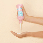 بلسم لشعر طويل وقوي من هير برست: بلسم بجوز الهند والافوكادو يساعد على تقوية نمو الشعر واطالته . تم تصميمه على أكثر من 95% من المواد الطبيعية. يحتوي على فيتامين أي وبروتينات القمح التي تعمل على انتفاخ جذور الشعر بالرطوبة مما يمنح الشعر أكثر سمكا ولمعانًا وصحة لتقوية الشعر . يحتوي على أحماض أمينية تساعد في تقوية الشعر التالف وتقليل تكسر الشعر. تحتوي تركيبته على البانثينول المشتق من فيتامين ب 5 الذي يساعد على ترطيب الشعر ، مما يعني أنه يتغلغل في الجلد ليدخل جذور الشعرة للاحتفاظ بالماء ورطوبة الشعر. يتميز بتقليل تكسر الشعر ويسمح له بالنمو لفترة أطول وأقوى.